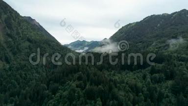 德国阿尔卑斯山脉森林和蒸汽的<strong>风景背景</strong>鸟瞰图